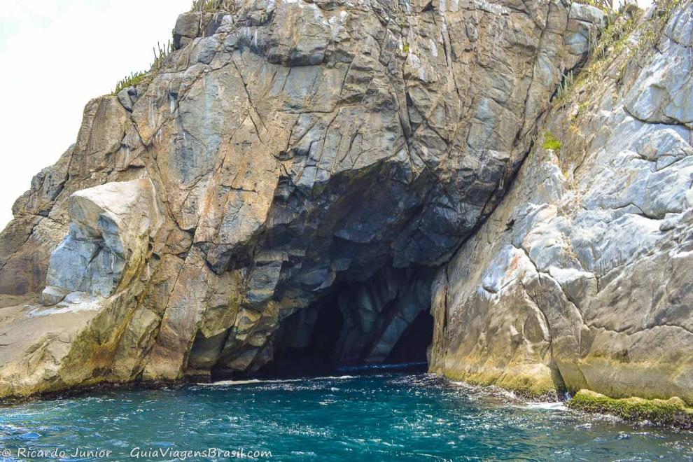 Imagem da bela pedra no meio do mar em Arraial do Cabo.